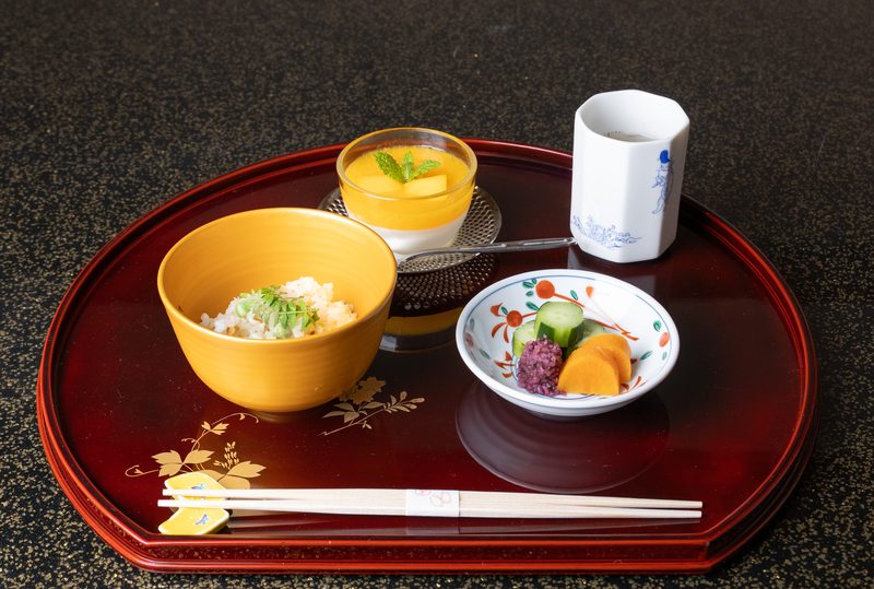 ご飯、香の物、水菓子