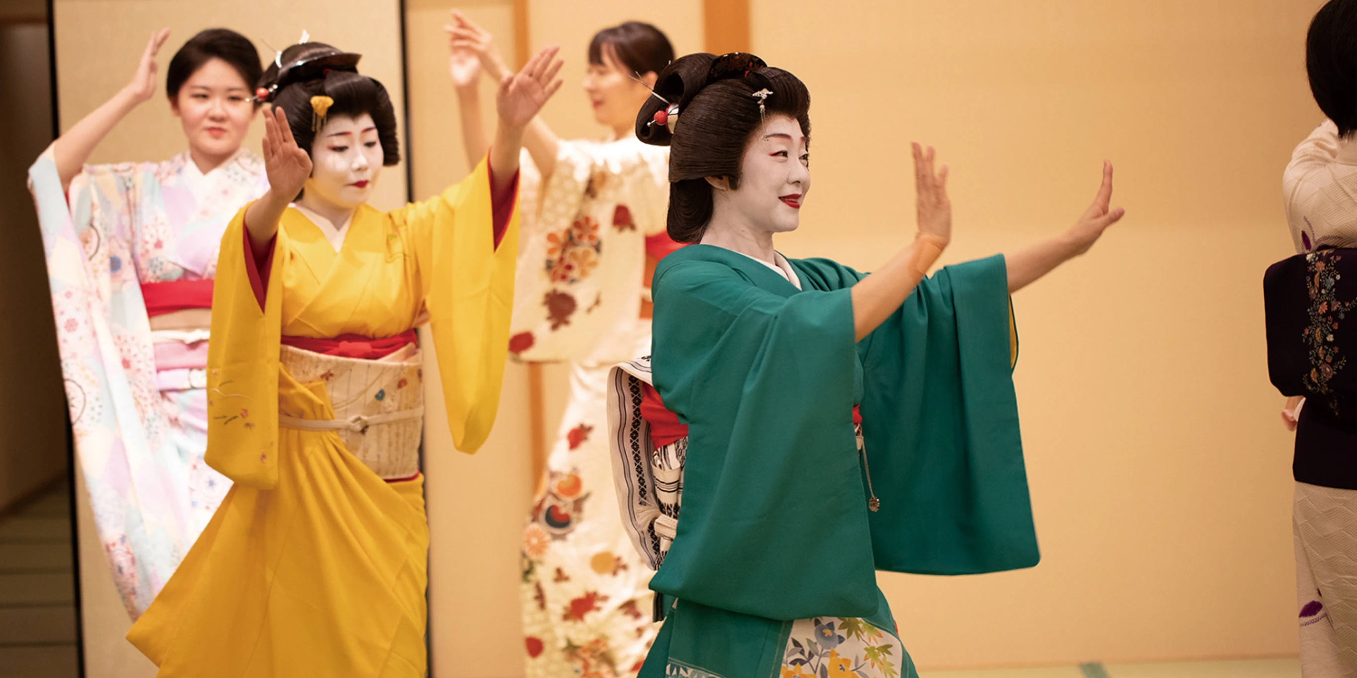 芸妓たちの阿波踊り